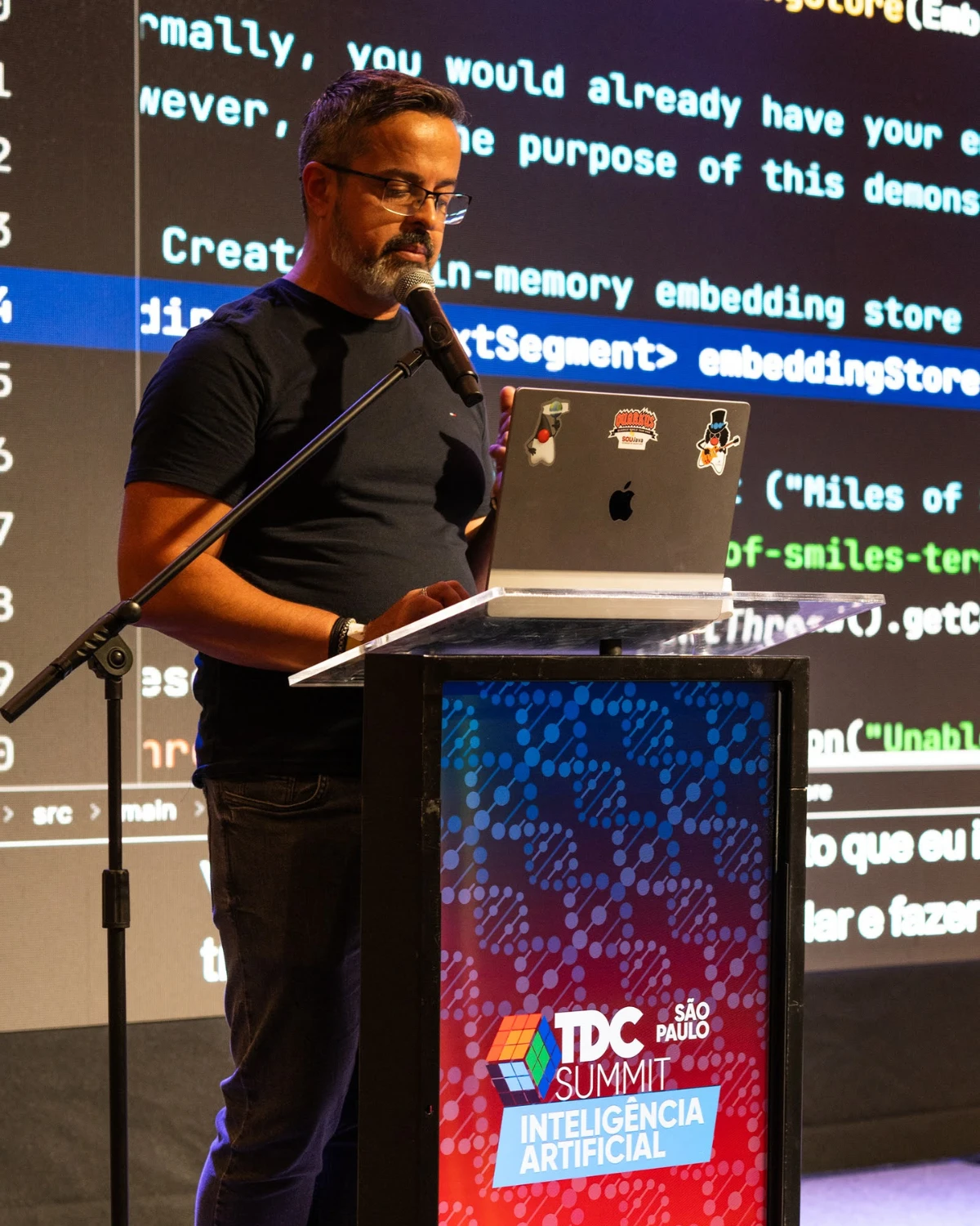 Elder Moraes palestrando no TDC Summit de Inteligência Artificial